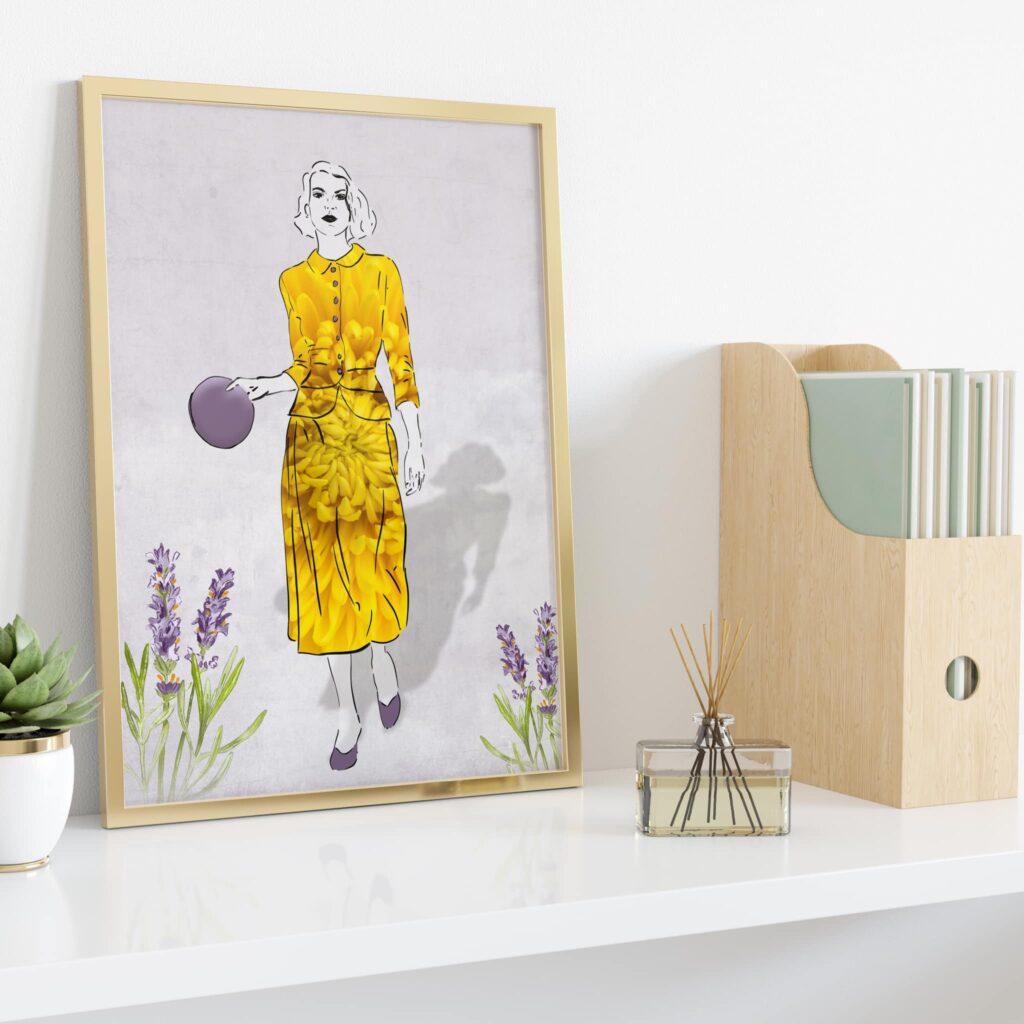 אישה בשמלה צהובה עם כובע סגול