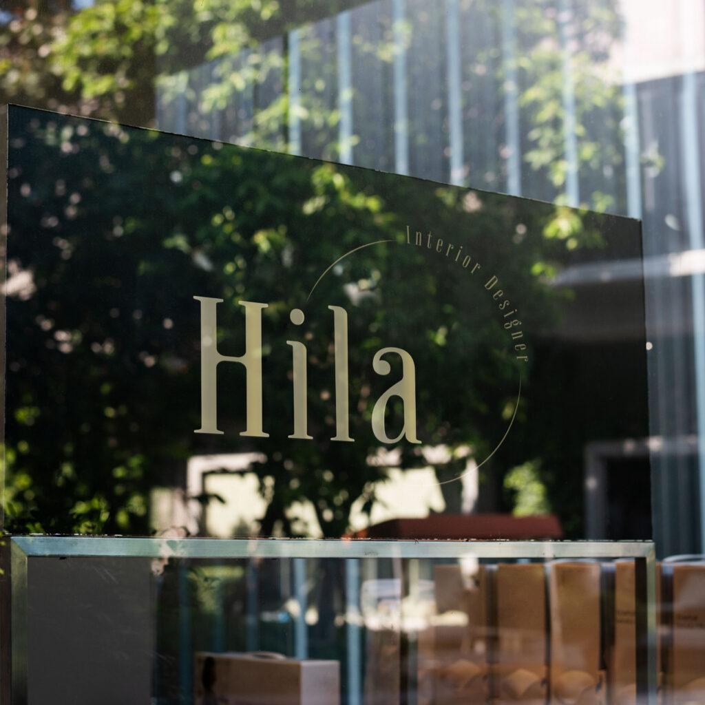 הילה לוי עיצוב לוגו - הדמית לוגו על גבי דלת כניסה מזכוכית