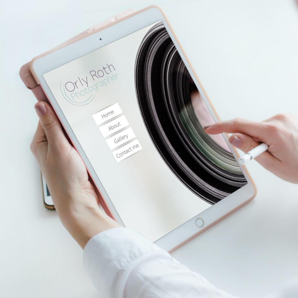 מיתוג מינימליסטי לצלמת תמונת אישה אוחזת טאבלט